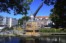 903328 Gezicht op de nog in aanbouw zijnde replica van de stadskraan (die tot 1837 bij de Stadhuisbrug stond) op de ...